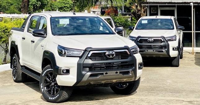 Toyota Hilux 2021 lộ thông số, thách thức Ford Ranger